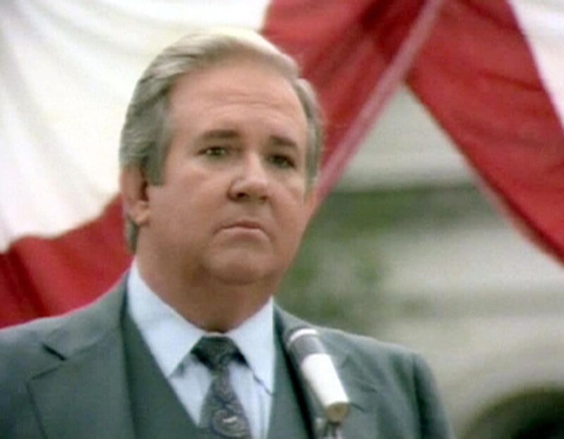 Der amtierende Bürgermeister, Sam Booth (Richard Paul), kandidiert zur Wiederwahl und präsentiert sich den Bürgern von Cabot Cove. – Bild: Warner TV Serie