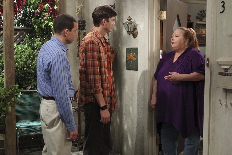 Alan (Jon Cryer, l.) und Walden (Ashton Kutcher, M.) wollen Berta (Conchata Ferrell, r.) wieder zurück. – Bild: Warner Brothers Entertainment Inc.