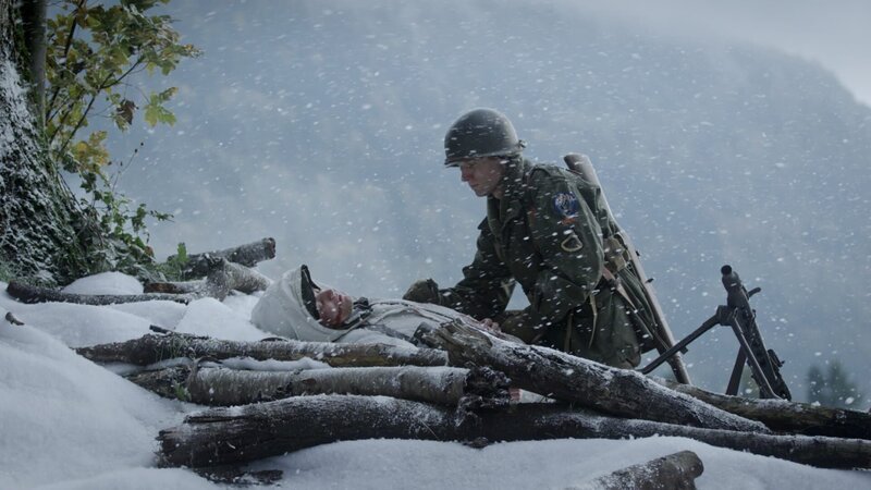 REENACTMENT – Private First Class Melvin Biddle kniet neben einem sterbenden deutschen Soldaten, den er kurz zuvor erschossen hat. – Bild: Holdout II Productions Inc.