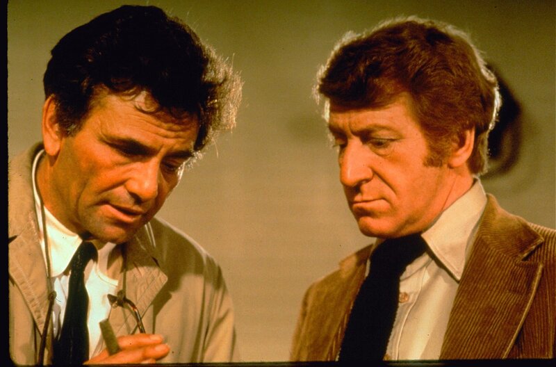 Peter Falk (Insp. Columbo, l) – Bild: Turner /​ 1977 Universal City Studios LLLP