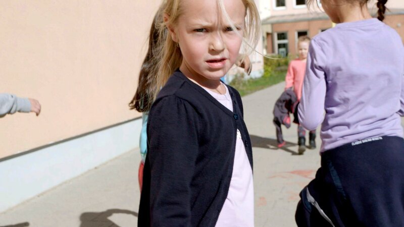 Ich spiele kein Mädchen, ich bin ein Mädchen, sagt Nori (7). Dass bereits junge Kinder um ihre geschlechtliche Identität wissen, das zeigt der Film „Mädchenseele“. – Bild: MDR/Markus Kloth Ich spiele kein Mädchen, ich bin ein Mädchen, sagt Nori (7). Dass bereits junge Kinder um ihre geschlechtliche Identität wissen, das zeigt der Film „Mädchenseele“. – Bild: MDR/Markus Kloth