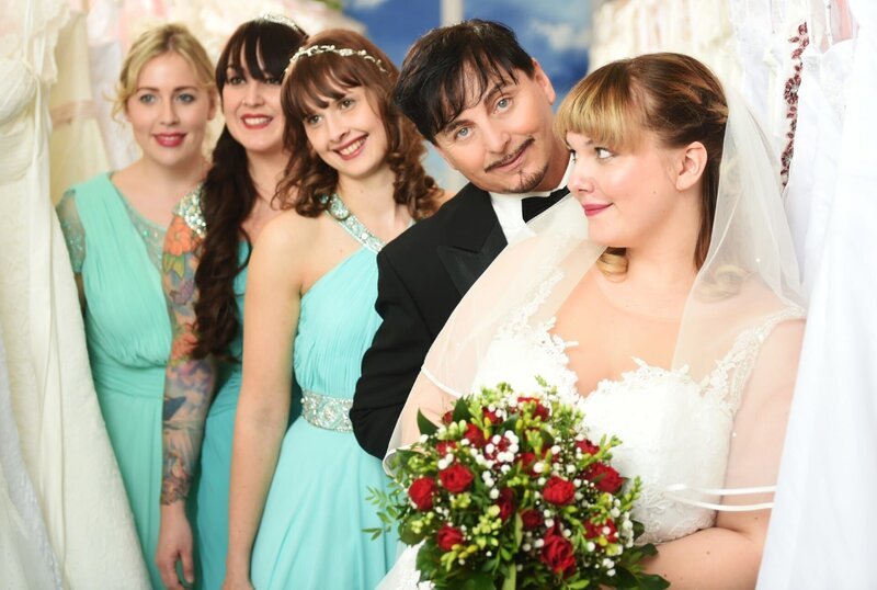 Uwe Herrmann ist Brautmodenverkäufer durch und durch. In seinem „Brautmodenhaus“ in Dresden lebt er seinen Traum von Mode. – Bild: MG RTL D /​ Stefanie Schuma