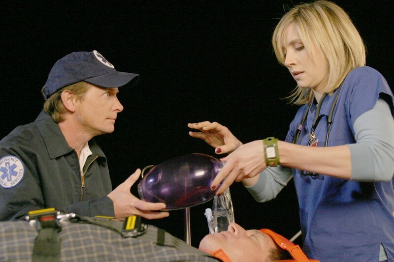 Elliott (Sarah Chalke, r.) sucht, nachdem sie einen Patienten falsch intubiert hat, Rat bei Dr. Casey (Michael J. Fox, l.), der jedoch momentan ganz andere Interessen verfolgt … – Bild: Touchstone Television Lizenzbild frei
