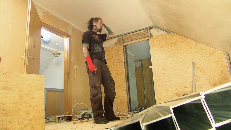 Auch Punkrocker träumen von den eigenen vier Wänden. Deshalb hat sich Chris in Bebra, unweit von Kassel, ein Haus gekauft. – Bild: RTLZWEI