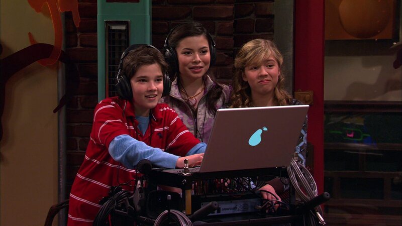L-r: Freddie Benson (Nathan Kress), Carly Shay (Miranda Cosgrove), Sam Puckett (Jennette McCurdy) – Bild: ViacomCBS