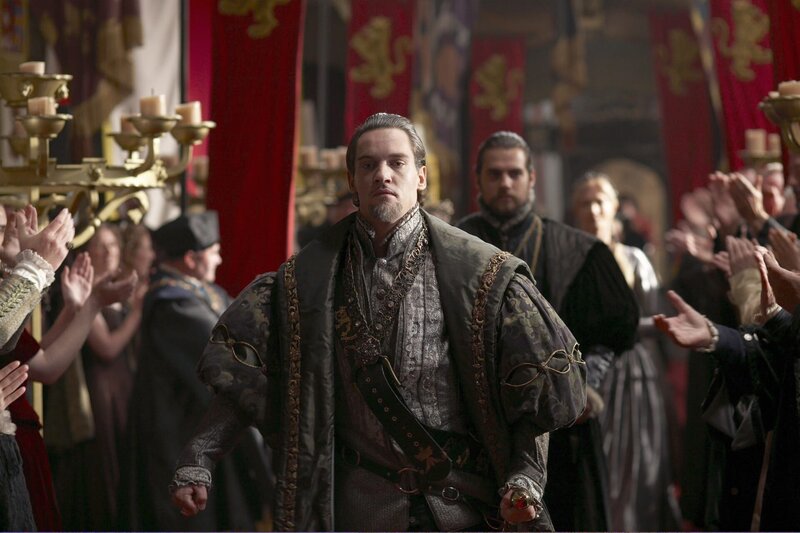 Die Belagerung von Boulogne geht zu Ende und König Henry kehrt stolz nach England zurück, doch dort erwartet ihn der Zusammenbruch seines Vertrages mit dem Kaiser … – Bild: AXN White