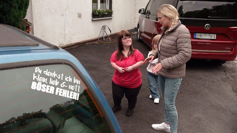Die kleinwüchsige Tammy braucht ein neues Auto. Doch das Budget ist knapp. Schafft es Autoexpertin Karola Becker, einen Kleinwagen zu beschaffen und jemanden, der den Spezialumbau günstig erledigen kann? – Bild: RTLZWEI