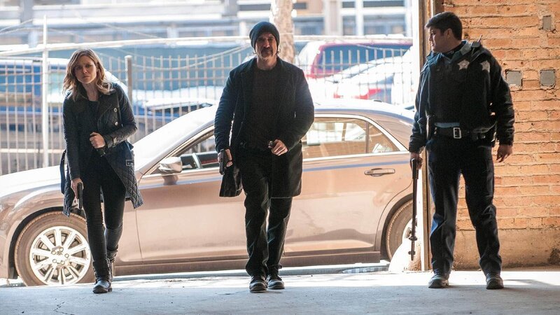 V.l.: Erin Lindsay (Sophia Bush), Alvin Olinsky (Elias Koteas), Polizeibeamter (unbekannter Darsteller) – Bild: RTL /​ NBC Studios