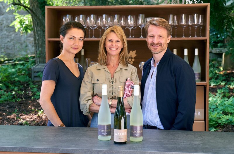 Am Weinstand vom „Weingut Wader“: Mutter Käthe (Leslie Malton), Tochter Anne (Henriette Richter-Röhl, li.) und Sohn Matthias (Max von Pufendorf) ziehen wieder an einem Strang. – Bild: ARD Degeto/​Frank Dicks