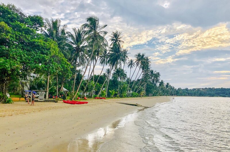 Massagemeisterin Nhong Na Nakhon betreibt ihre Praxis auf der Insel Koh Mak im Golf von Thailand an der Grenze zu Kambodscha. – Bild: MedienKontor/​Martin Schacht