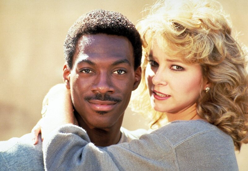Da die Cops in Beverly Hills nicht mit ihrem chaotischen Kollegen Axel (Eddie Murphy, r.) zu tun haben wollen, ist Axel gezwungen, den Fall allein aufzuklären, bis die schöne Jenny Summers (Lisa Eilbacher, l.) ihm hilft … – Bild: 2002 by PARAMOUNT PICTURES CORPORATION. ALL RIGHTS RESERVED. Da die Cops in Beverly Hills nicht mit ihrem chaotischen Kollegen Axel (Eddie Murphy, r.) zu tun haben wollen, ist Axel gezwungen, den Fall allein aufzuklären, bis die schöne Jenny Summers (Lisa Eilbacher, l.) ihm hilft … – Bild: 2002 by PARAMOUNT PICTURES CORPORATION. ALL RIGHTS RESERVED.