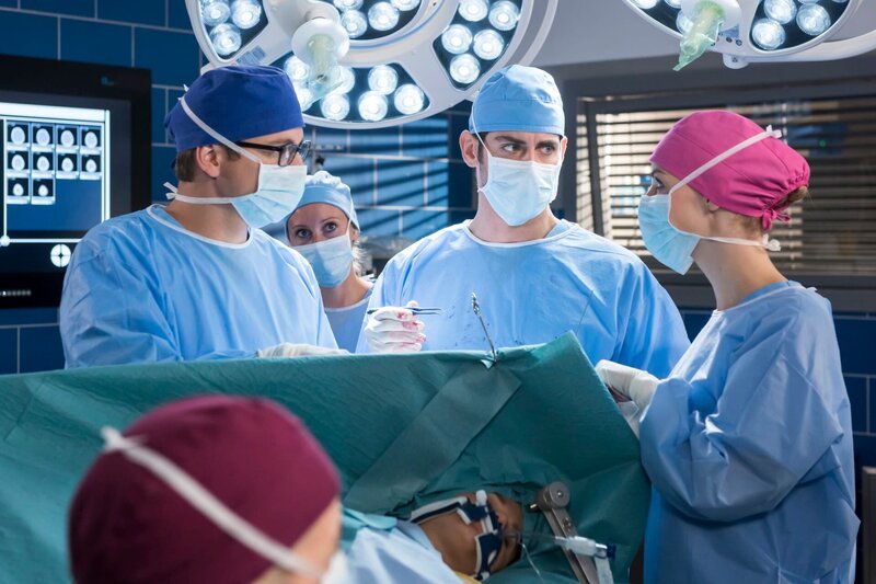 Bei Giovannas letztem Sturz wurde der Schädel leicht eingedrückt. Um Folgeschäden zu vermeiden, müssen Dr. Ahrend, Elias und Julia operieren. V.l.n.r. Elias Bähr (Stefan Ruppe), Dr. Niklas Ahrend (Roy Peter Link), Giovanna Pellegrini (Cristina Do Rego), Julia Berger (Mirka Pigulla). – Bild: ARD/​Jens Ulrich Koch