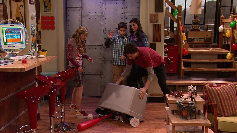 L-R: Sam Puckett (Jennette McCurdy), Freddie Benson (Nathan Kress), Spencer Shay (Jerry Trainor), Carly Shay (Miranda Cosgrove) – Bild: ViacomCBS