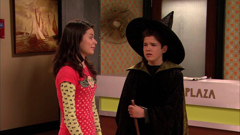 L-R: Carly Shay (Miranda Cosgrove), Freddie Benson (Nathan Kress) – Bild: ViacomCBS