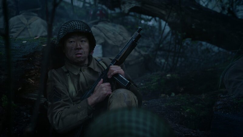 REENACTMENT – Sergeant Shiro Kashino bereitet sich darauf vor, Befehle zu erteilen, von denen er weiß, dass sie viele Opfer fordern werden. – Bild: Holdout II Productions Inc.