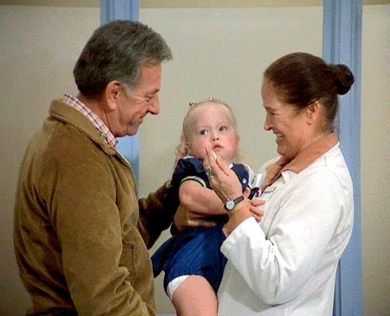 Gerichtsmediziner Quincy (Jack Klugman) unterstützt die Kinderärztin Dr. Lubow (Colleen Dewhurst) bei ihrem Kampf für mongoloide Kinder. – Bild: RTLup