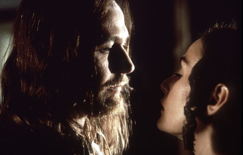Reverend Arthur Dimmesdale (Gary Oldman, l.) und Hester Prynne (Demi Moore, r.) ahnen nicht, auf welch gefährliches Spiel sie sich einlassen … – Bild: Buena Vista Pictures Lizenzbild frei Reverend Arthur Dimmesdale (Gary Oldman, l.) und Hester Prynne (Demi Moore, r.) ahnen nicht, auf welch gefährliches Spiel sie sich einlassen … – Bild: Buena Vista Pictures Lizenzbild frei