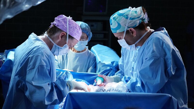 Grey’s Anatomy Staffel 18 Folge 4 Konzentriert bei der Operation: Ellen Pompeo als Dr. Meredith Grey, Kate Walsh als Dr. Addison Montgomery – Bild: SRF/​ABC Studios