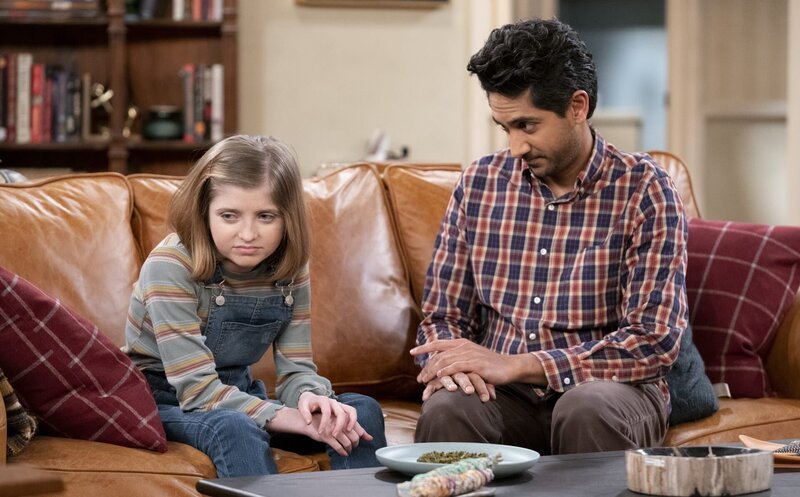Hazel (Farrah Mackenzie, l.); Al (Adhir Kalyan, r.) – Bild: 2021 CBS Broadcasting, Inc. All Rights Reserved. /​ Erik Voake Lizenzbild frei