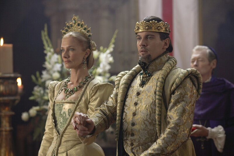 Während sich ein Krieg mit Frankreich anbahnt, heiratet Henry VIII. (Jonathan Rhys Meyers) die attraktive Witwe Catherine Parr (Joely Richardson). – Bild: AXN White