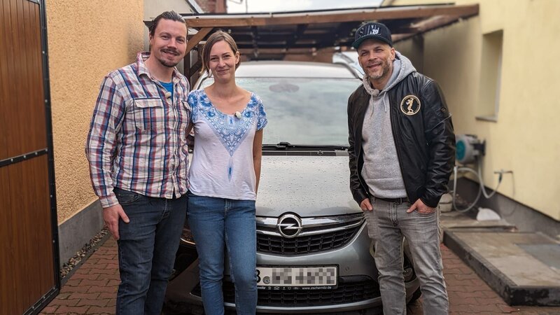 Franziska und Leif benötigen für ihre achtköpfige Patchwork-Familie einen neuen Transporter. Kann Sidney Hoffmann (re.) der Familie helfen? – Bild: RTLZWEI