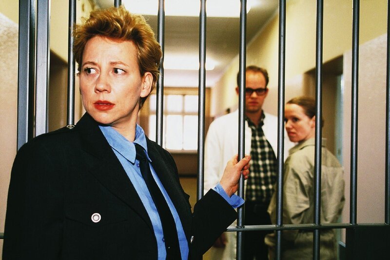 Silke (Judith von Radetzky, li.) ist geschockt, als sie ihre Halbschwester (Marion Reuter, hi.re.) als Neuzugang in Reutlitz sieht (hi. Mi. Atto Suttarp). – Bild: RTL