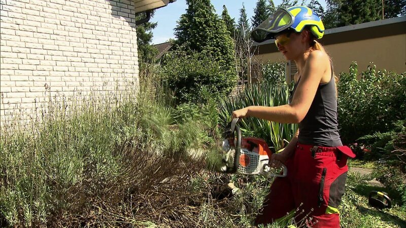 Sandra geht mit einer Motorsäge gegen die Sträucher im Garten vor – Bild: RTL II