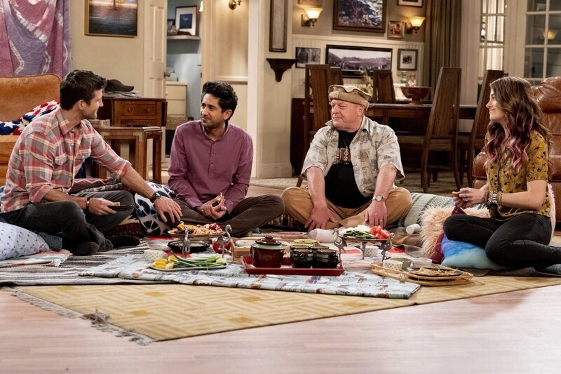 (v.l.n.r.) Riley (Parker Young); Al (Adhir Kalyan); Art (Dean Norris); Lizzie (Elizabeth Alderfer) – Bild: 2021 CBS Broadcasting, Inc. All Rights Reserved. /​ Robert Voets Lizenzbild frei