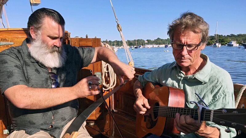 Ein echter Musiker spielt überall. Vor allem in England. Paul Armfield und Mark Hickman vor der Isle of Wight. – Bild: NDR/​neue artfilm GmbH/​Marvin Entholt