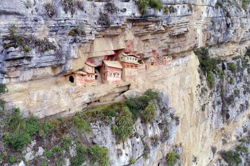 Vom 8. bis zum 16. Jahrhundert praktizierten die Chachapoya in den nordperuanischen Anden einen außergewöhnlichen Totenkult: Hier wurden rätselhafte Sarkophage entdeckt, sowie in den Fels gebaute Mausoleen und darin Hunderte perfekt erhaltene Mumien. – Bild: Tournez S’il Vous Plaît Production