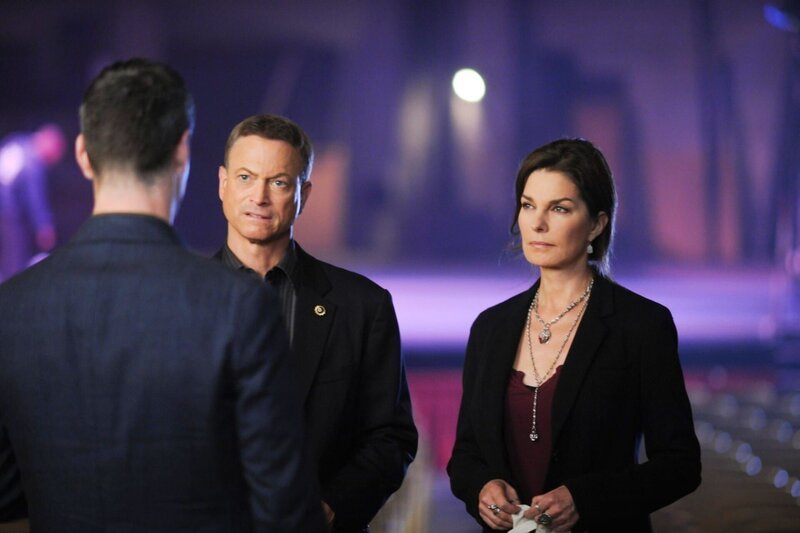 Eine Ballerina hängt tot am Seilzug ihres Theaters. Die Detectives (v.l.) Don Flack (Eddie Cahill), Jo Danville (Sela Ward) und Mac Taylor (Gary Sinise) ermitteln. – Bild: RTL