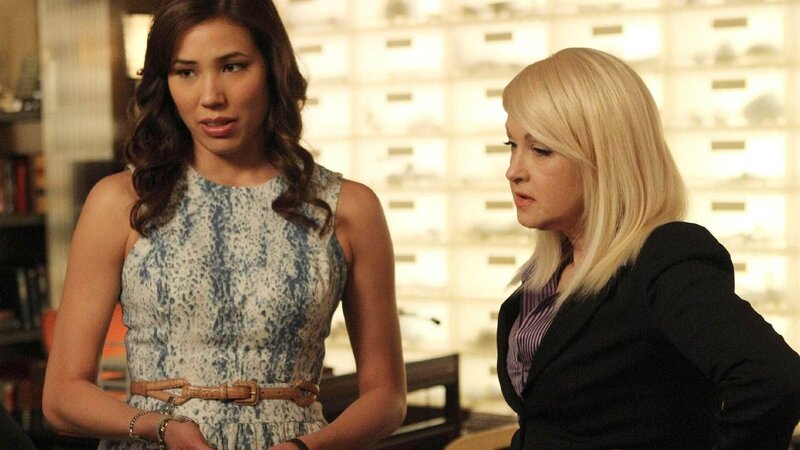 Als sich die Überreste des Jungen im Labor befinden, kommt zufällig die Hellseherin Avalon (Cyndi Lauper, r.) vorbei, die eigentlich nur Angela (Michaela Colin) aus der Hand lesen möchte. Sie behauptet, dass der Geist des Toten noch da ist und genau beobachtet, wie die Ermittlungen voranschreiten. – Bild: RTL /​ FOX