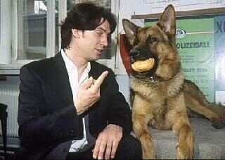 (1.- 4. Staffel) – Rex schafft es immer wieder, Kommissar Moser (Tobias Moretti) seine Wurstbrötchen abzuluchsen. Seiner ausgeprägten Vorliebe für diese Form der Ernährung hat  Moser wenig entgegenzusetzen. – Bild: SAT.1 /​ Ali Schafler