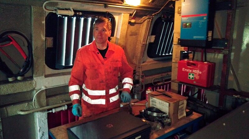 Roland Sandkuhl an der Werkbank in der Lok. – Bild: NDR Roland Sandkuhl an der Werkbank in der Lok. – Bild: NDR