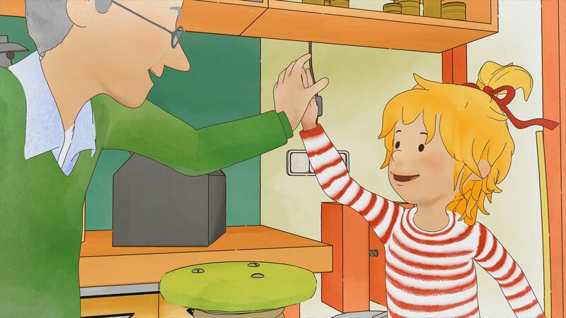 Geschafft! Conni probiert gerne etwas Neues aus und packt tatkräftig mit an. Den Katzenbaum für Kater Mau haben Conni und Opa selbst gebaut. – Bild: ZDF und Henning Windelband