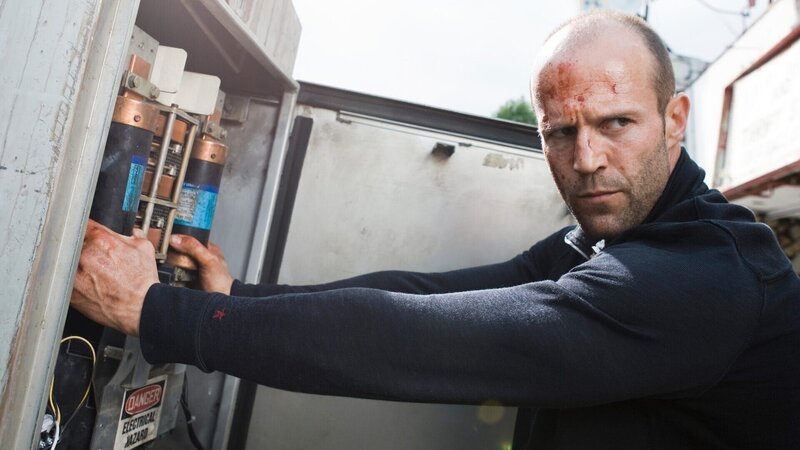 Dem Auftragskiller Chev (Jason Statham) wurde von Triaden ein künstliches Herz eingepflanzt. Um zu überleben, muss er das Kunstherz regelmäßig heftigen Stromstößen aussetzen. – Bild: Lakeshore Entertainment Group LLC Dem Auftragskiller Chev (Jason Statham) wurde von Triaden ein künstliches Herz eingepflanzt. Um zu überleben, muss er das Kunstherz regelmäßig heftigen Stromstößen aussetzen. – Bild: Lakeshore Entertainment Group LLC