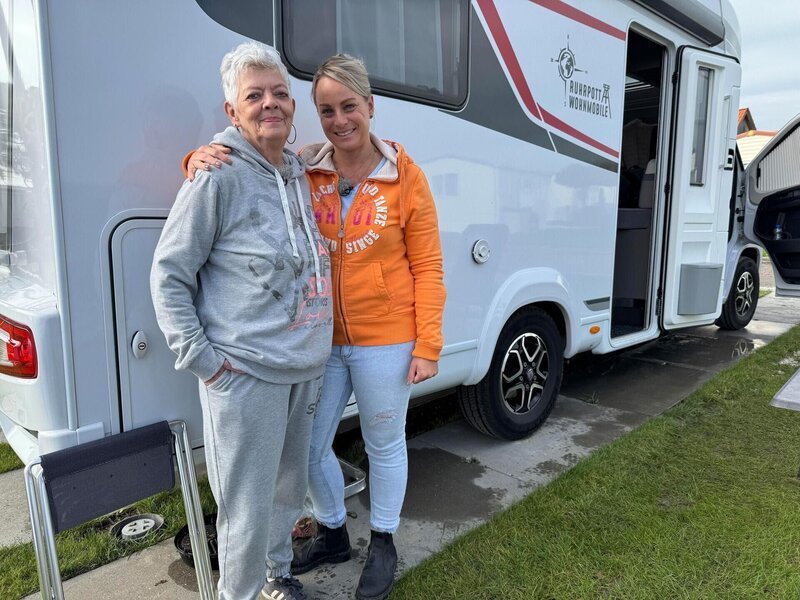 Conny (l.) und Nicki – Bild: RTL /​ Tokee Bros.
