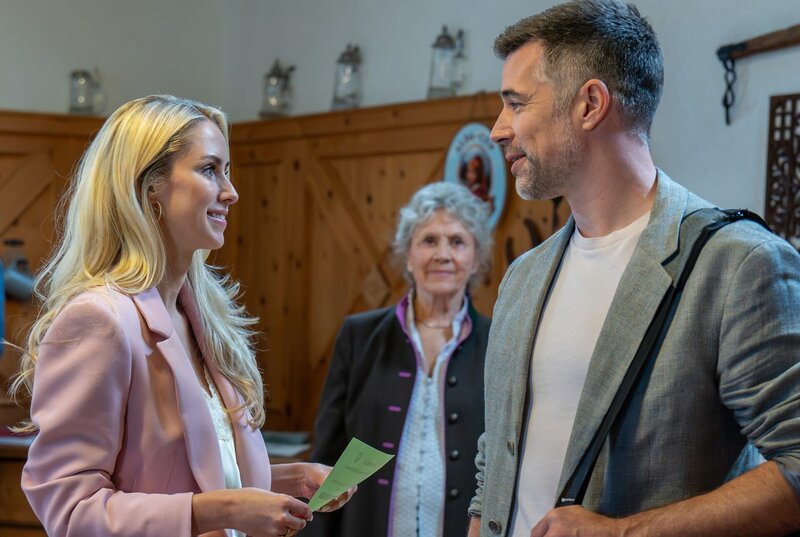 Larissa (Vivien Wulf, l.) rührt es unwillkürlich, als Yannik (Jo Weil, r., mit Antje Hagen, M.) bei der Abstimmung an ihrer Seite ist. – Bild: ARD/​WDR/​Thomas Neumeier