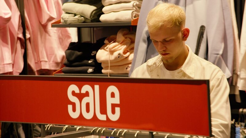 Johann hat innerhalb einer Woche über 21.000 Euro Konsumschulden angehäuft. – Bild: 3sat