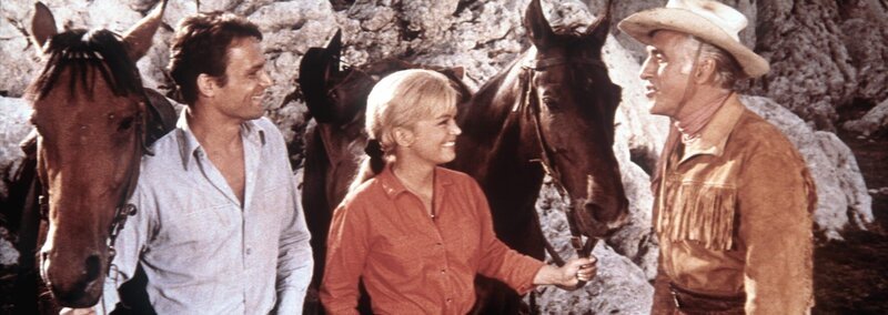Ende gut, alles gut: Toby (Terence Hill, l.), Judith (Leticia Román, M.) und Old Surehand (Stewart Granger, r.) sind über den guten Ausgang des Abenteuers erleichtert … – Bild: Tobis Film