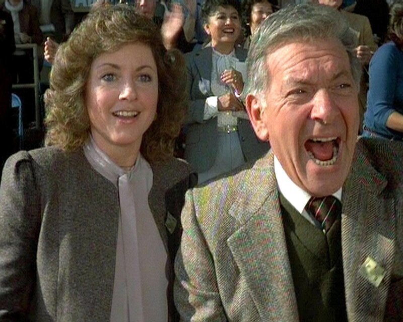 Quincy (Jack Klugman) und seine Freundin Annie (Katherine Justice) feuern die Pferde beim Rennen an. – Bild: RTLup