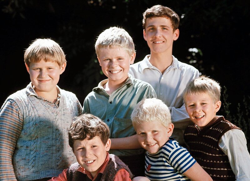 Die 6 Kummerbuben. Hintere Reihe: Jürg Dreier als Hänsel, Beat Schenk als Fritzli, Urs Hofmann als Mändel. Vordere Reihe: Heinz Hiltbrunner als Freddy, Urs Welsch als Päuli, Uli Hager als Peterli – Bild: SRF/​Neue Film AG/​S. Kuhn