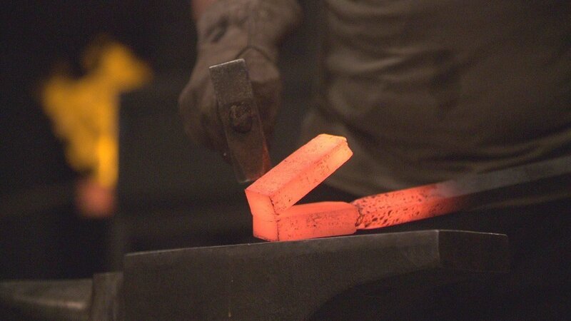 Der Teilnehmer verarbeitet Schmiedeeisen – Bild: A&E Networks, LLC.