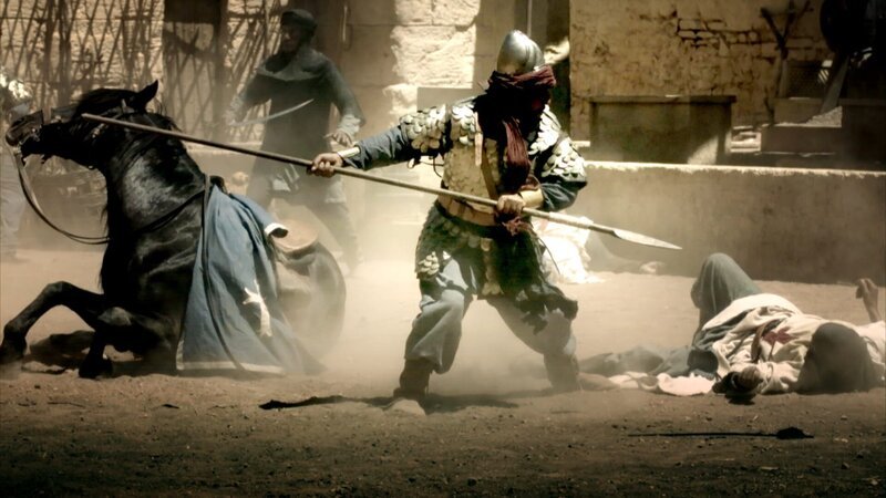 DRAMATISCHE NEUINSZENIERUNG: Ouazazate, Marokko: Ein Sarazenenkrieger sticht mit seinem Speer auf einen gefallenen Kreuzritter ein. – Bild: October Films