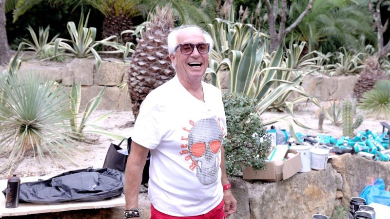Opa Reinhold kommt zu Besuch und damit ist Chaos vorprogrammiert. Während Robert seinen Kindern Stress macht, weil sie lieber frühstücken, als auf der Baustelle zu helfen, macht Reinhold mit der Kettensäge Tabula rasa an den Palmen. – Bild: RTLZWEI, Geiss TV