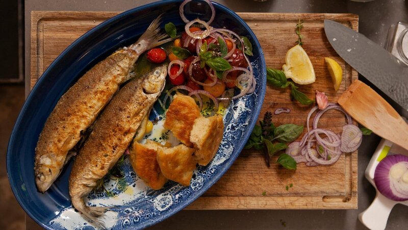 Auch Vroni Lutz hat sich Gedanken gemacht, was man mit Fisch zubereiten kann und zaubert heute eine gebackene Renke mit schnellem Brot und Tomatensalat (im Bild). – Bild: ZDF und BR, Sebastian Fery