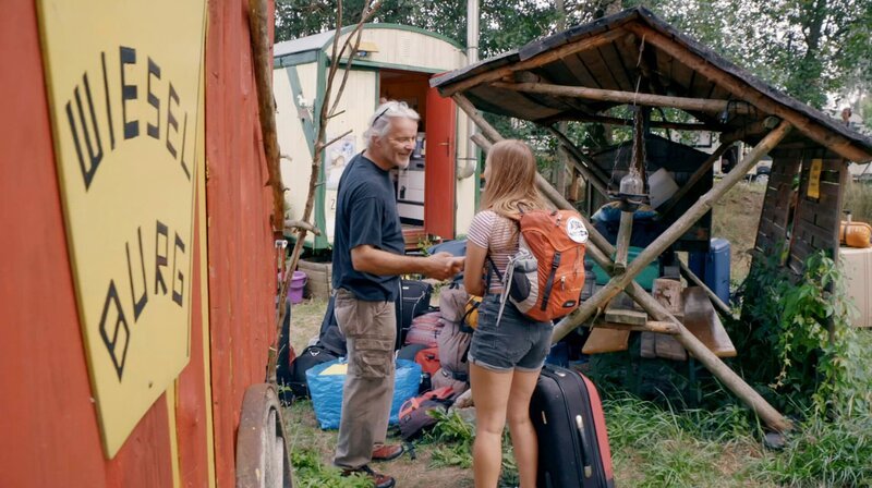 Im Camp angekommen nimmt „Camp-Papa“ Thomas alle Kids, wie hier Mayra, herzlich in Empfang. – Bild: MDR/​Cine Impuls Leipzig