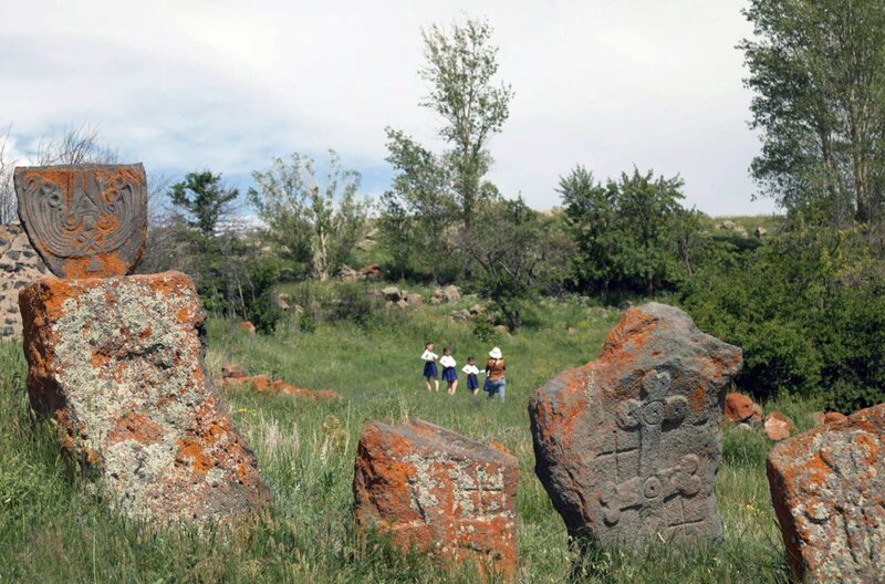 In einem entlegenen Dorf in den armenischen Bergen fanden Menschen Zuflucht, die den Massakern im Osmanischen Reich entkommen waren. Susanna Harutyunyans Roman „Raben vor Noah“ lässt Überlebende zu Wort kommen. – Bild: Elephant Doc