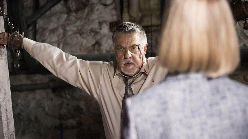 Dr. Victoria Nolan (Jessica Tuck) kettet Detective Vince Korsak (Bruce McGill) in seinem Keller an. Was hat sie vor? – Bild: RTL /​ Warner Bros