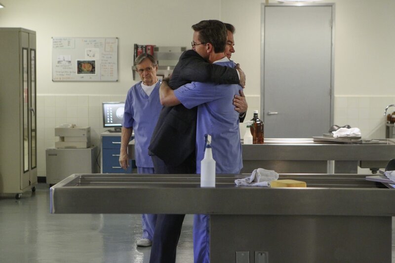 Wird Tony (Michael Weatherly, M.), da er nun Vater ist, seinen Dienst beim NCIS beenden? Jimmy (Brian Dietzen, r.) und Ducky (David McCallum, l.) wird er auf jeden Fall fehlen … – Bild: CBS Broadcasting, Inc. /​ Sonja Flemming